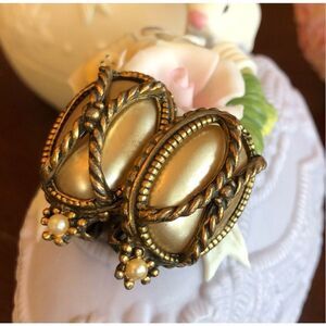 REGAL - 🎉HPx2 🎉 Vintage Regal Gothic-Style Oval Faux Pearl Chunky Clip-Ons